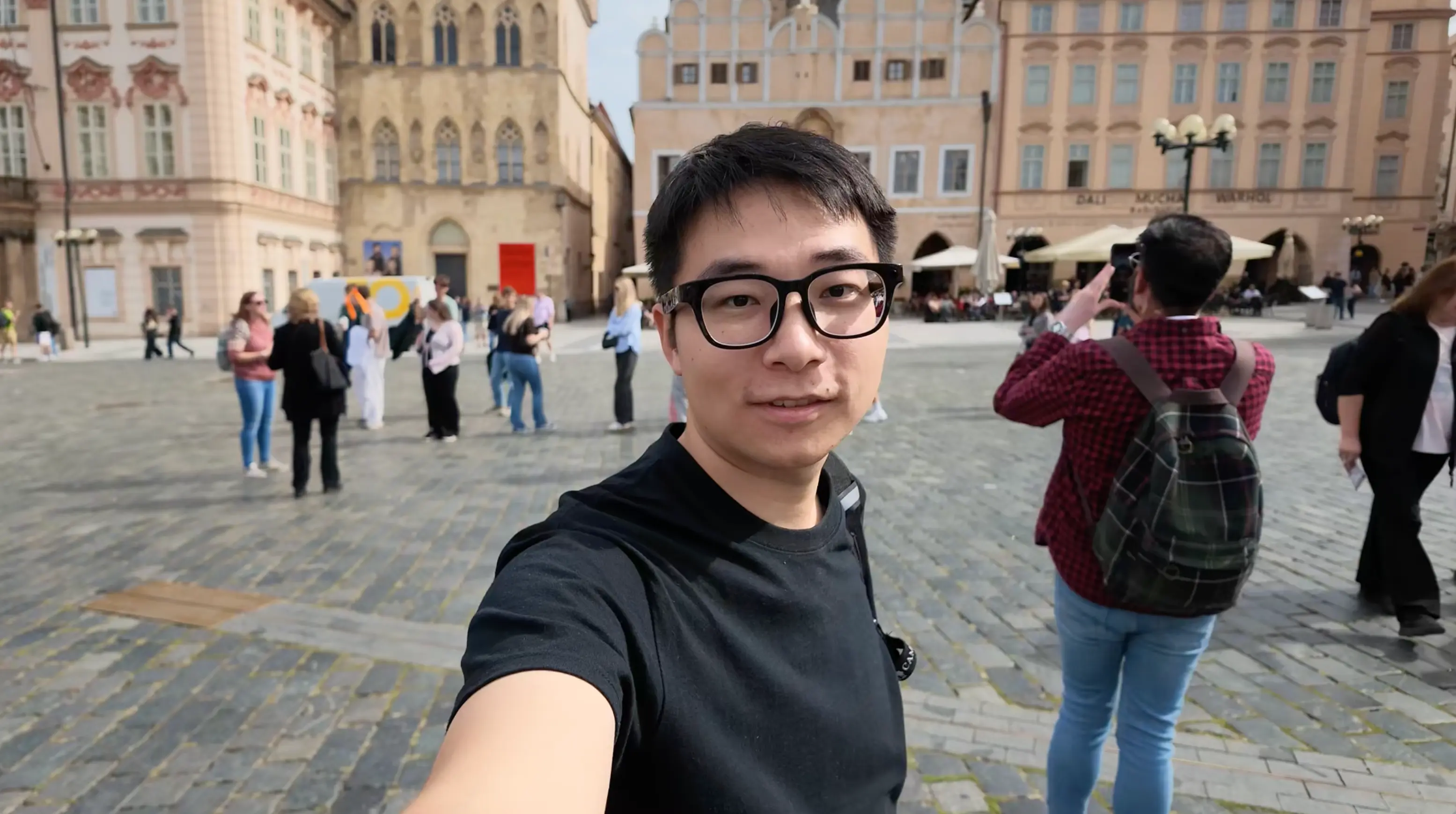 我就站在布拉格黄昏的广场